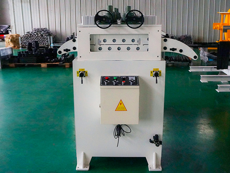 Máy san lấp mặt bằng cuộn thép